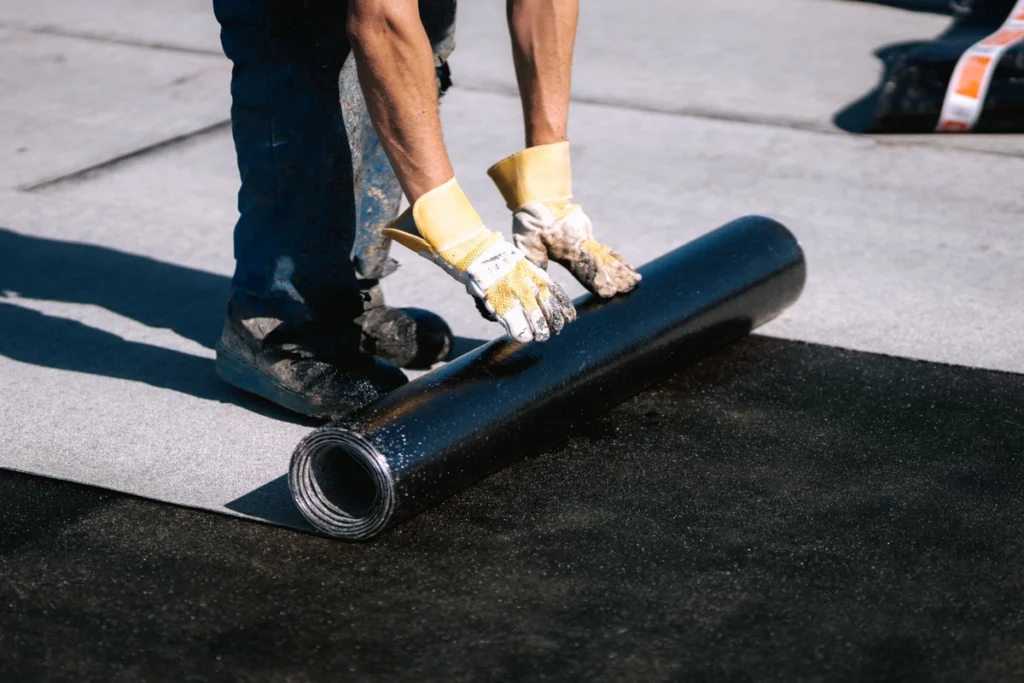 laying out roll roofing