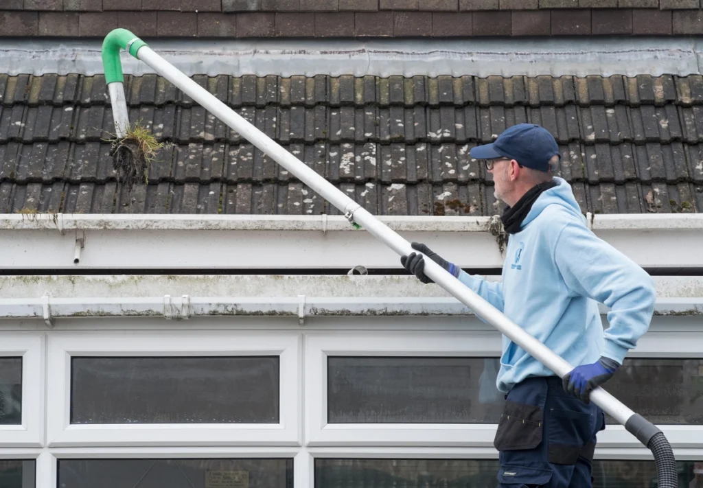Gutter cleaning tool