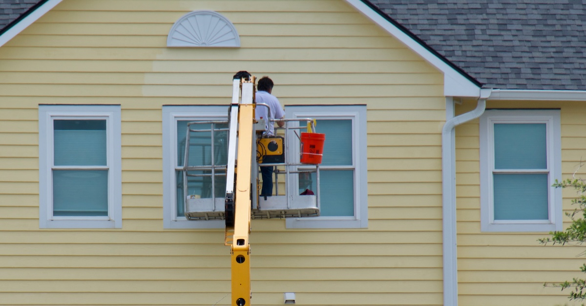 siding installer painting vinyl siding