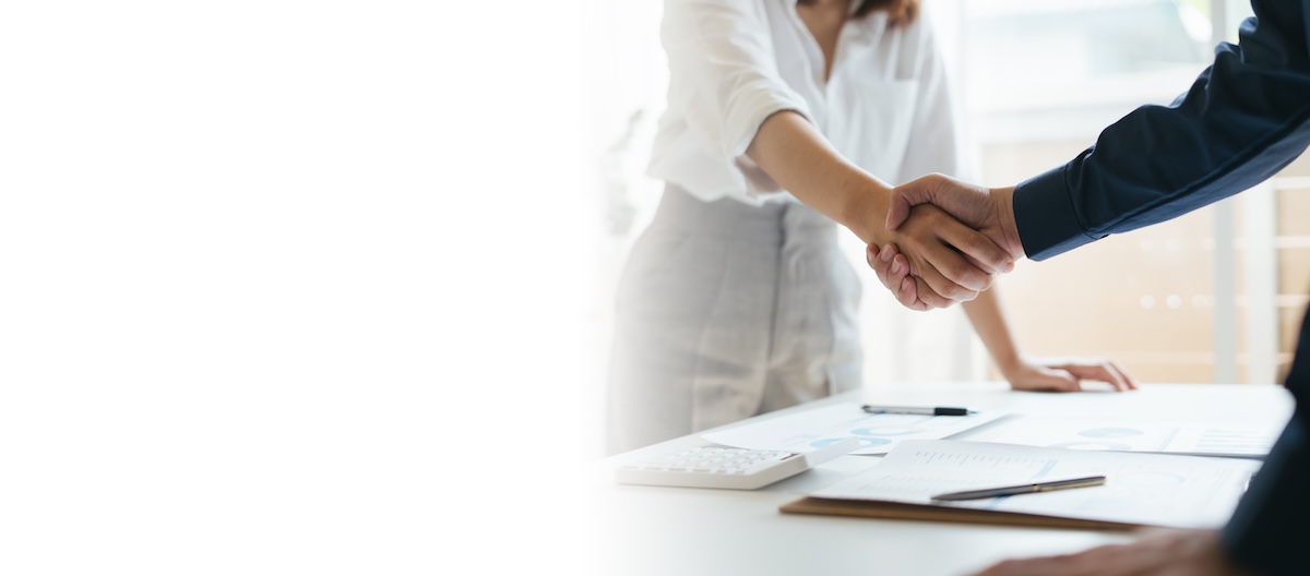 handshake in agreement for commercial property decisions